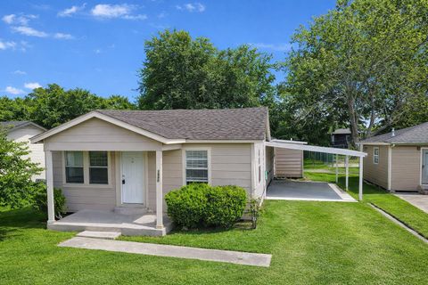 Photo of 1840 Hebert St, Beaumont, TX 77705 (MLS # 266668)