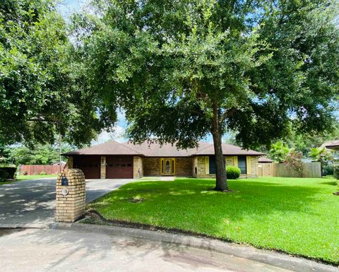 Photo of 20 Pinewood, Orange, TX 77630 (MLS # 266013)
