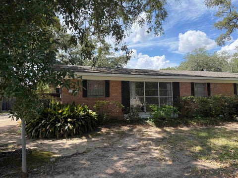 Photo of 983 6th St, Beaumont, TX 77701 (MLS # 270660)