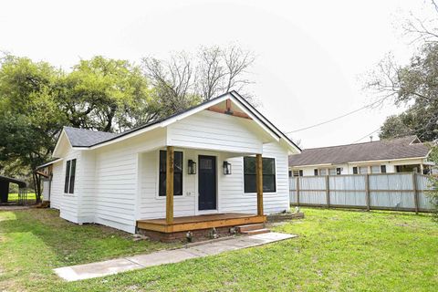 Photo of 6570 Howe, Groves, TX 77619 (MLS # 265671)