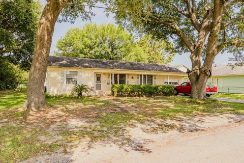 Photo of 930 Washington St, Port Neches, TX 77651 (MLS # 268256)