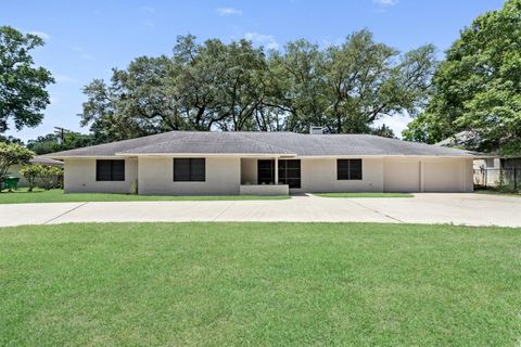 Photo of 735 Belvedere Dr, Beaumont, TX 77706 (MLS # 262788)