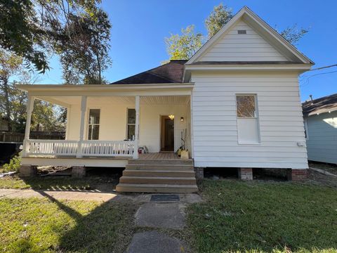 Photo of 875 N 4th, Beaumont, TX 77701 (MLS # 264399)