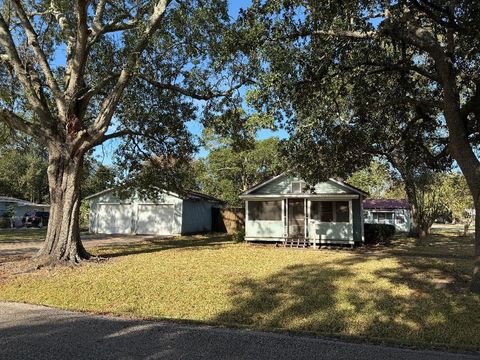 Photo of 2602 15th St, Port Neches, TX 77651 (MLS # 263285)