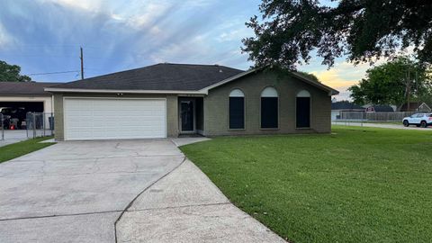 Photo of 304 Ave. E, Nederland, TX 77627 (MLS # 266487)