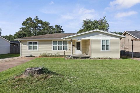 Photo of 715 S 9th St, Nederland, TX 77627 (MLS # 268628)