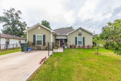 Photo of 265 Canterbury Dr, Beaumont, TX 77707 (MLS # 270677)