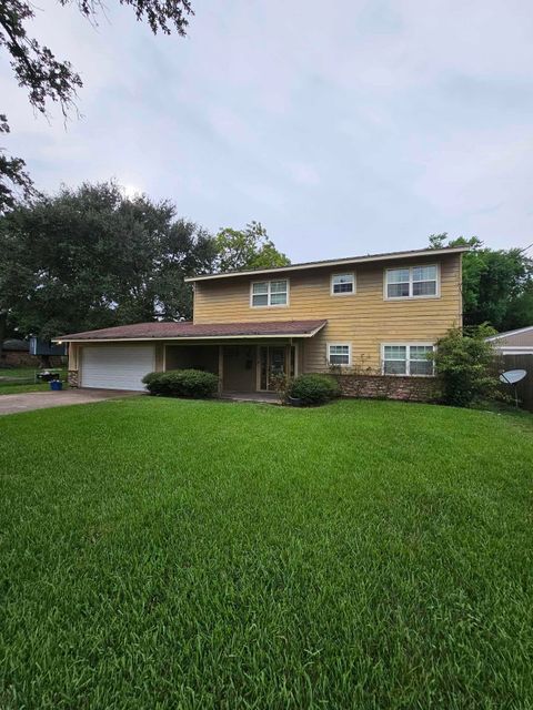 A home in Groves