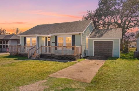 Photo of 3125 South Dr, Groves, TX 77619 (MLS # 264920)
