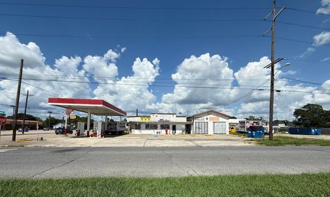 Photo of 1695 College Street, Beaumont, TX 77701 (MLS # 261048)