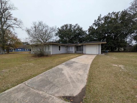 Photo of 302 Bridalwreath, Orange, TX 77630 (MLS # 265158)