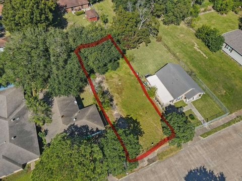 Photo of 827 W 14th Street, Port Arthur, TX 77640 (MLS # 264116)