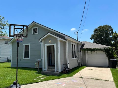 A home in Groves