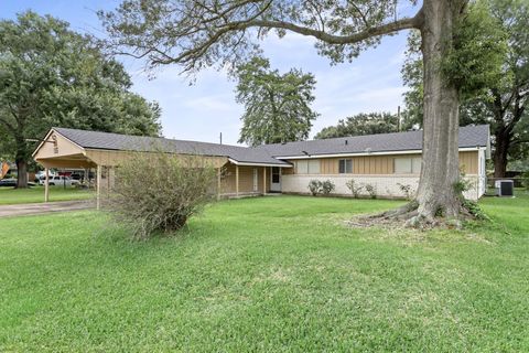 Property photo of 135 Ferndale Ln, Beaumont, TX 77707