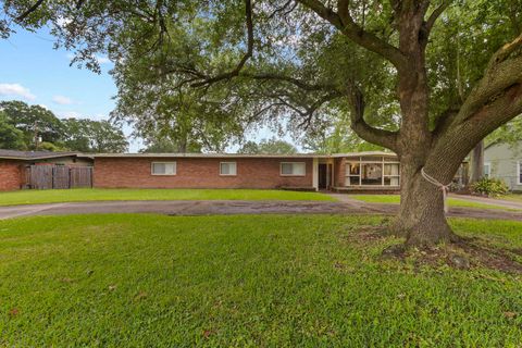 Photo of 980 20th St, Beaumont, TX 77706 (MLS # 266965)