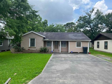 A home in Groves