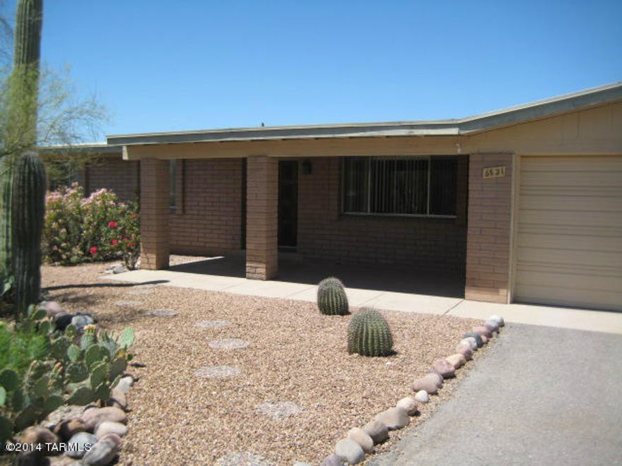 Spacious floorplan in this Foothills Clusters home! Located minutes to La Encantada this 4/2 has beautiful views and two car garage.