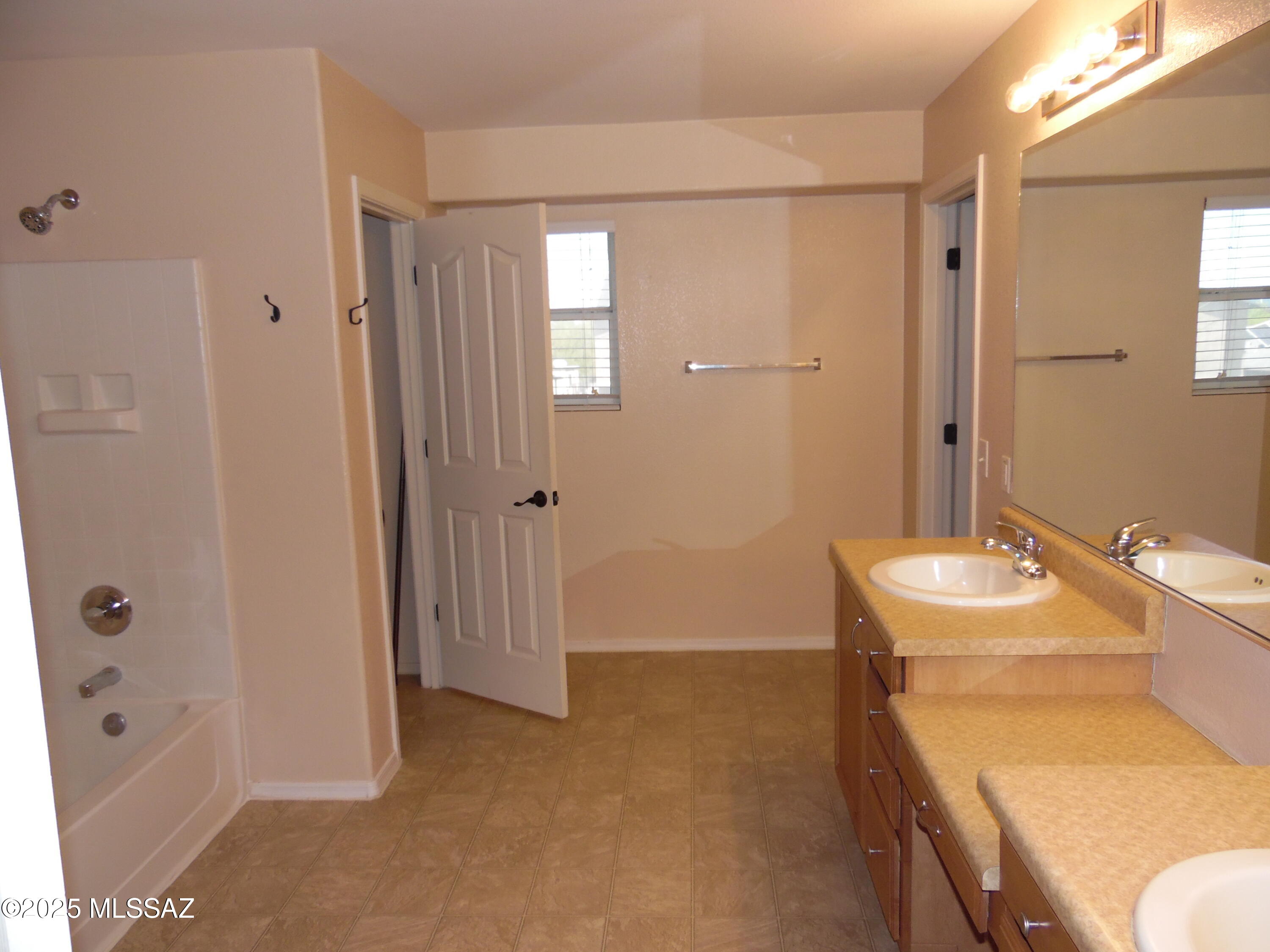 Tucson, Arizona 85756, United States, 4 Bedrooms Bedrooms, ,3 BathroomsBathrooms,Residential,Active,124449