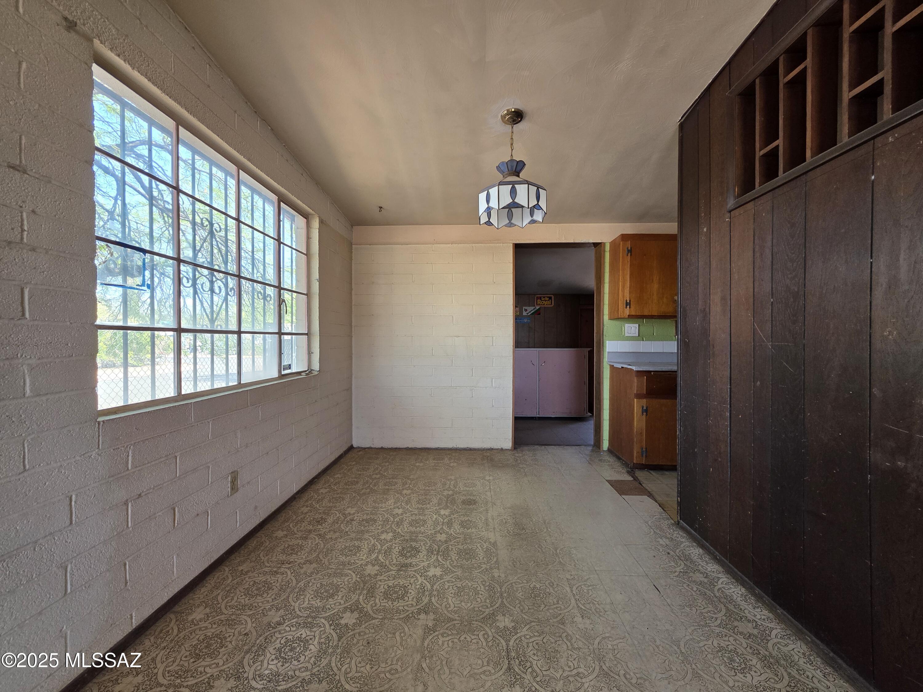 1201 W Nidito Place