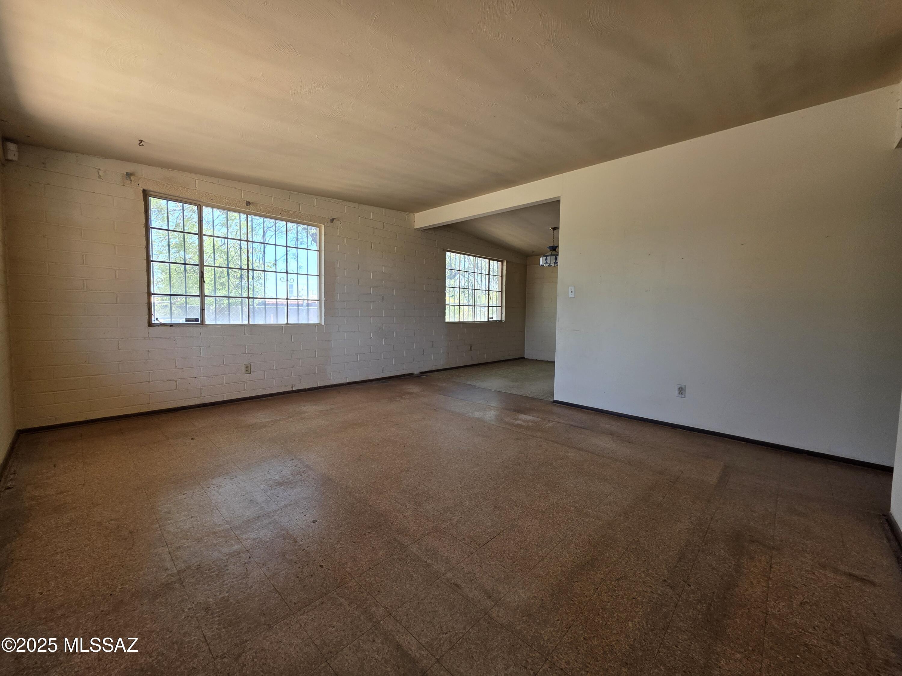 1201 W Nidito Place