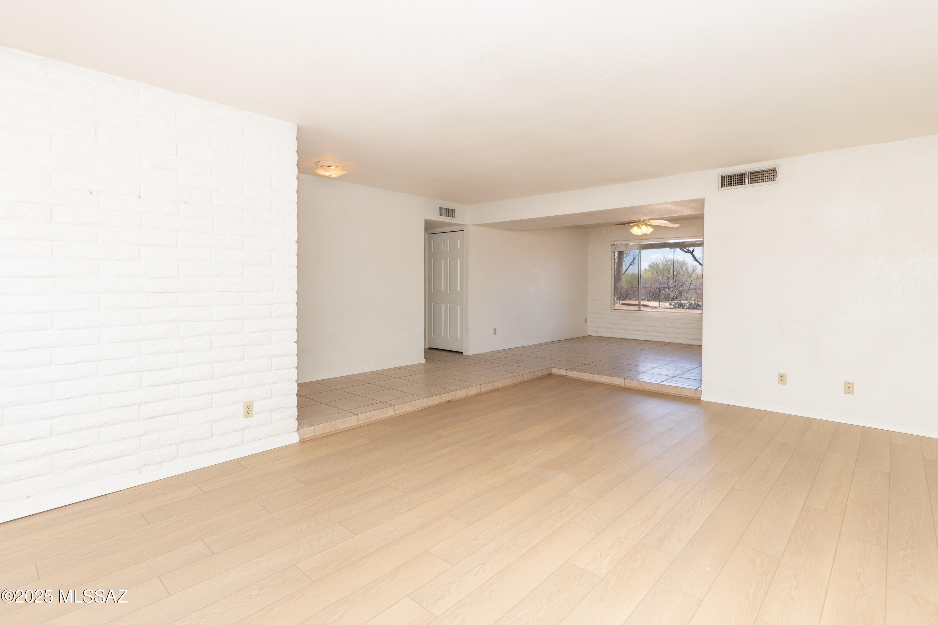 875 W Calle Dadivoso