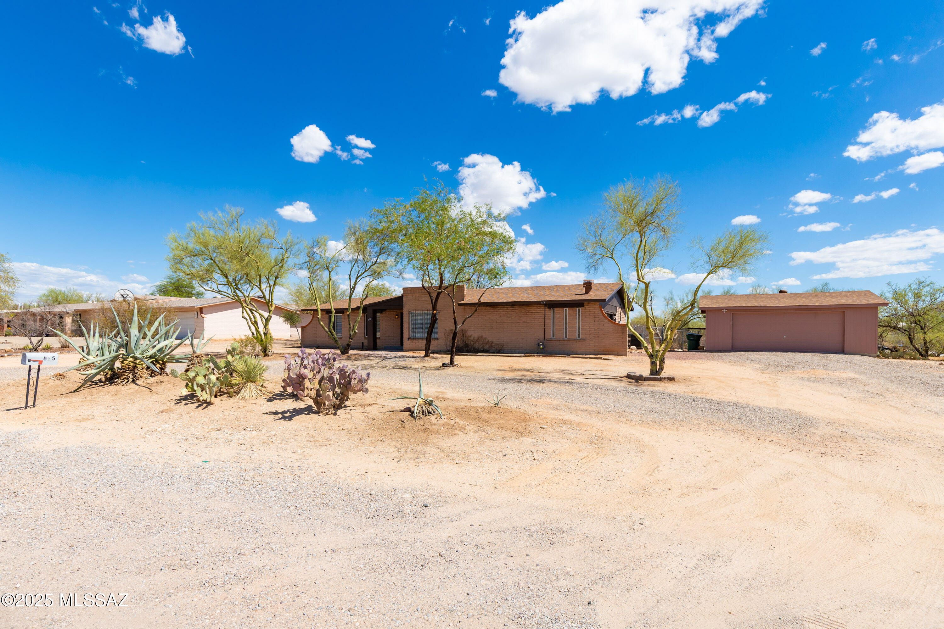 875 W Calle Dadivoso