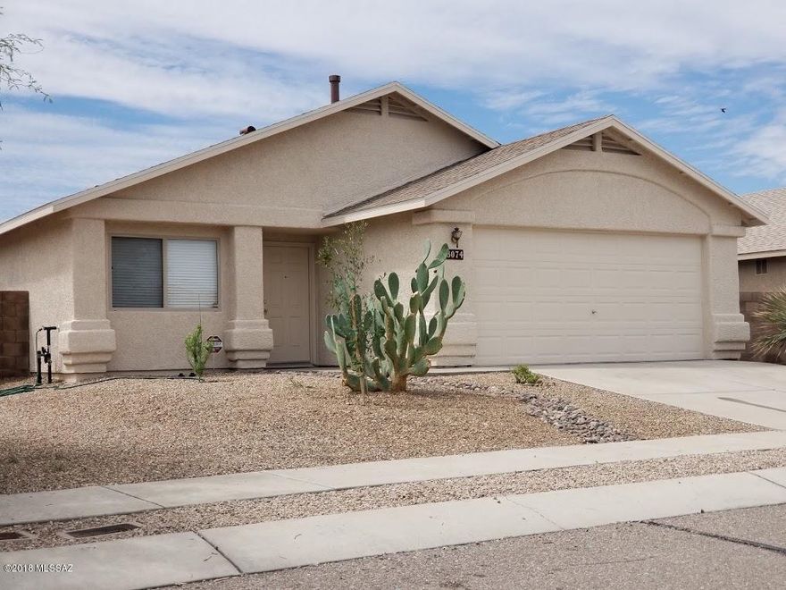 Very clean and ready for you to move in, 3-bedroom, 2-bath.  Master suite has garden tub.  Formal living room and dining room with separate family room.  Kitchen has breakfast bar and pantry.  Laundry room has washer and dryer.  North / South facing home.