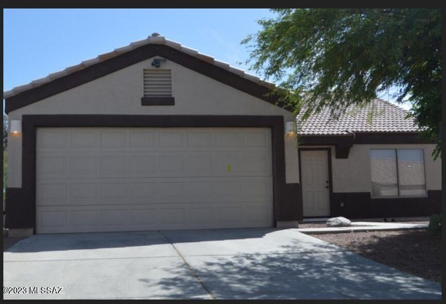 Beauty in RITA RANCH! Sparkling pool ready for the summer heat and family fun! Extra room with closet could easily make this a 4th bedroom/office or den.  Close to shopping, parks and Vail School District.