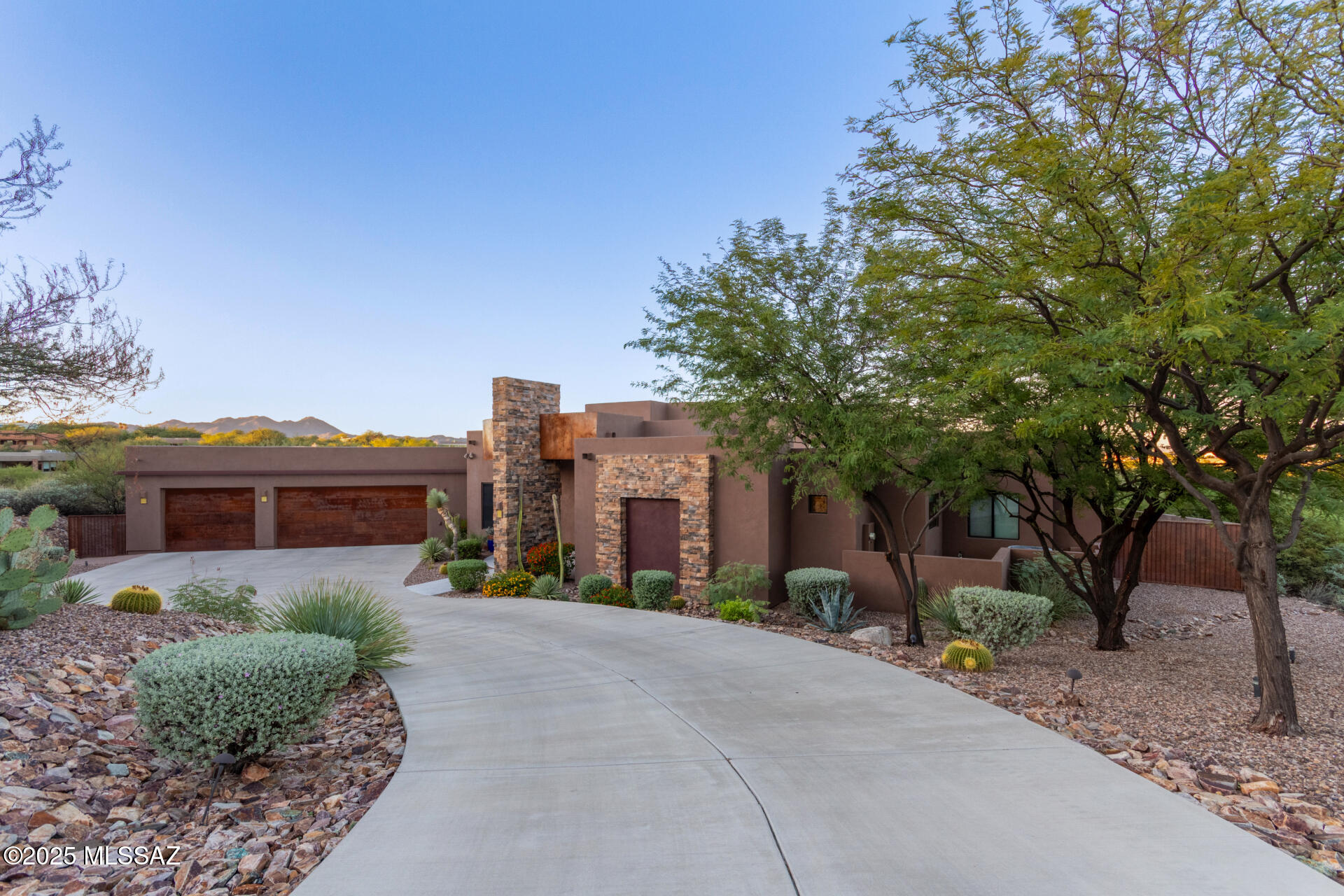 532 W Silhouette Ridge Place