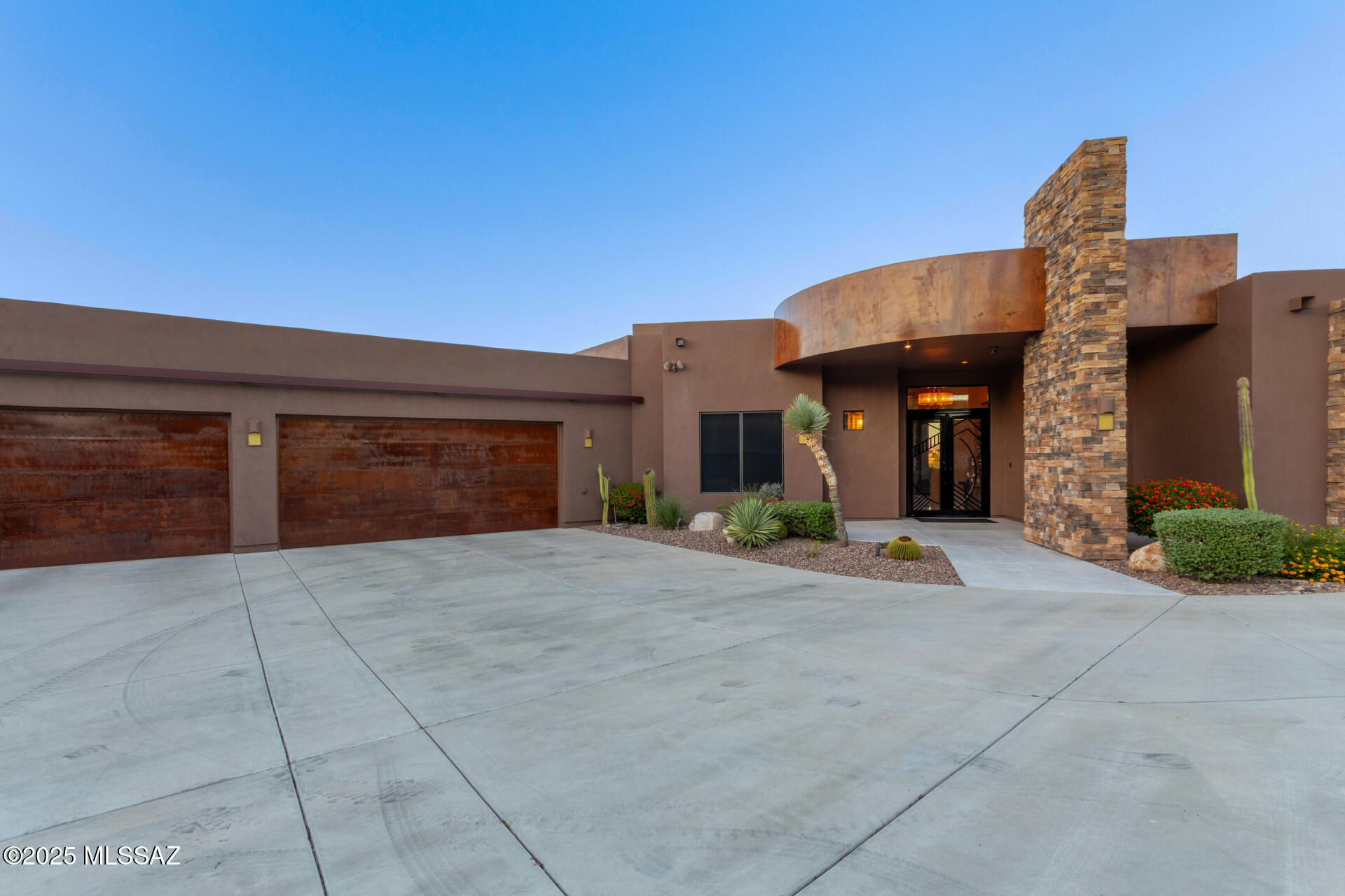532 W Silhouette Ridge Place