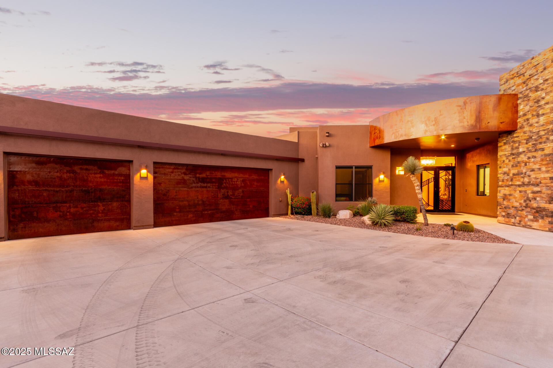 532 W Silhouette Ridge Place