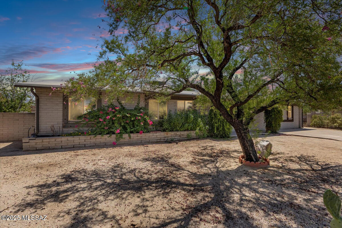 3214 W Bartlett Place