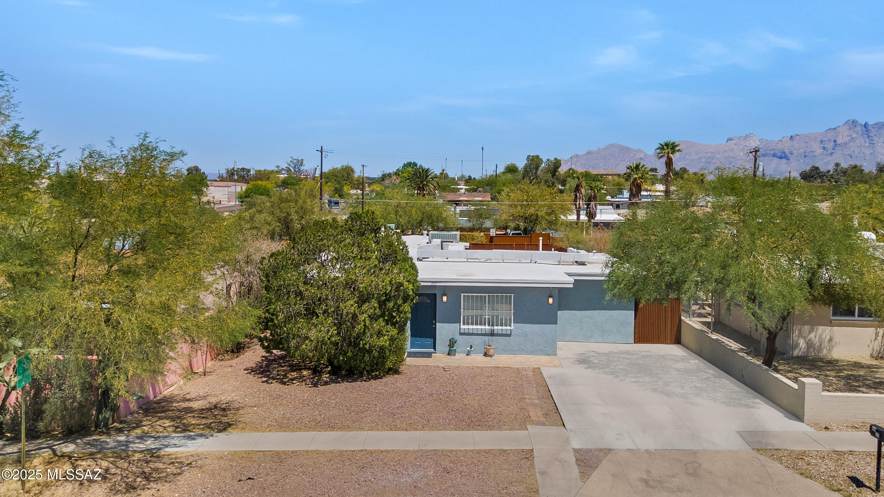 215 E Lester Street