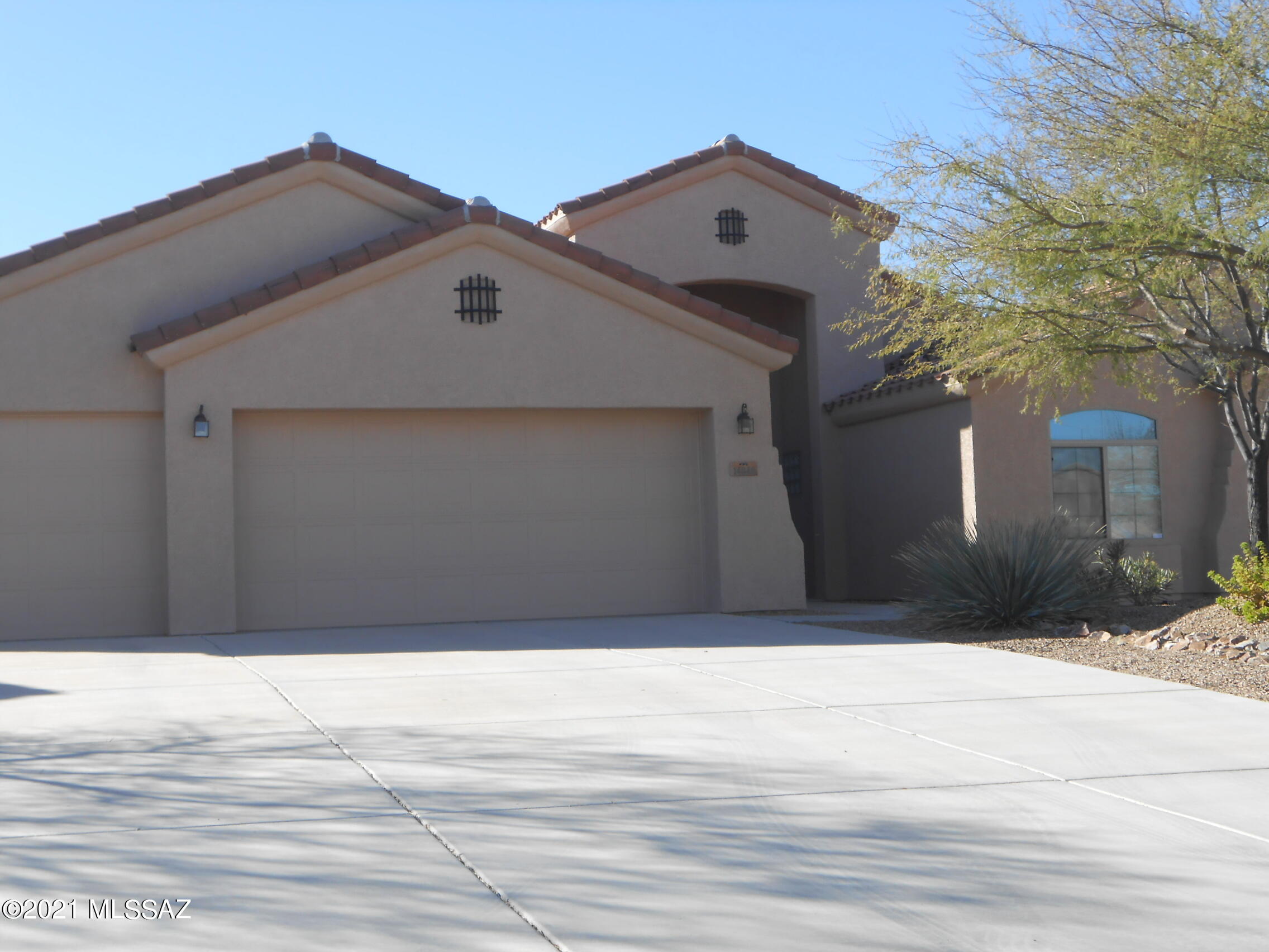 Rancho Del Lago (389-465) - Residential Lease