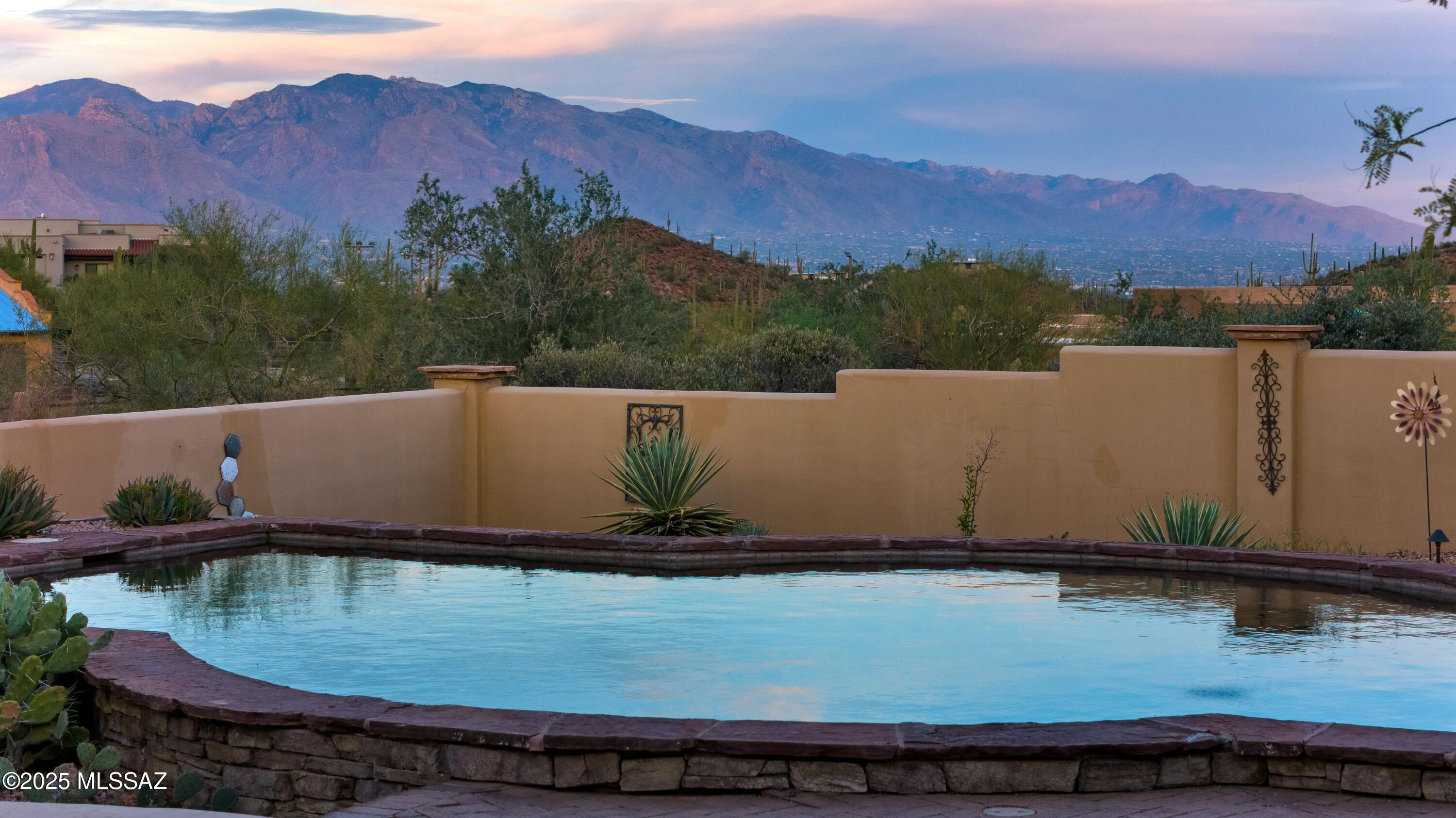 6539 W El Camino Del Cerro