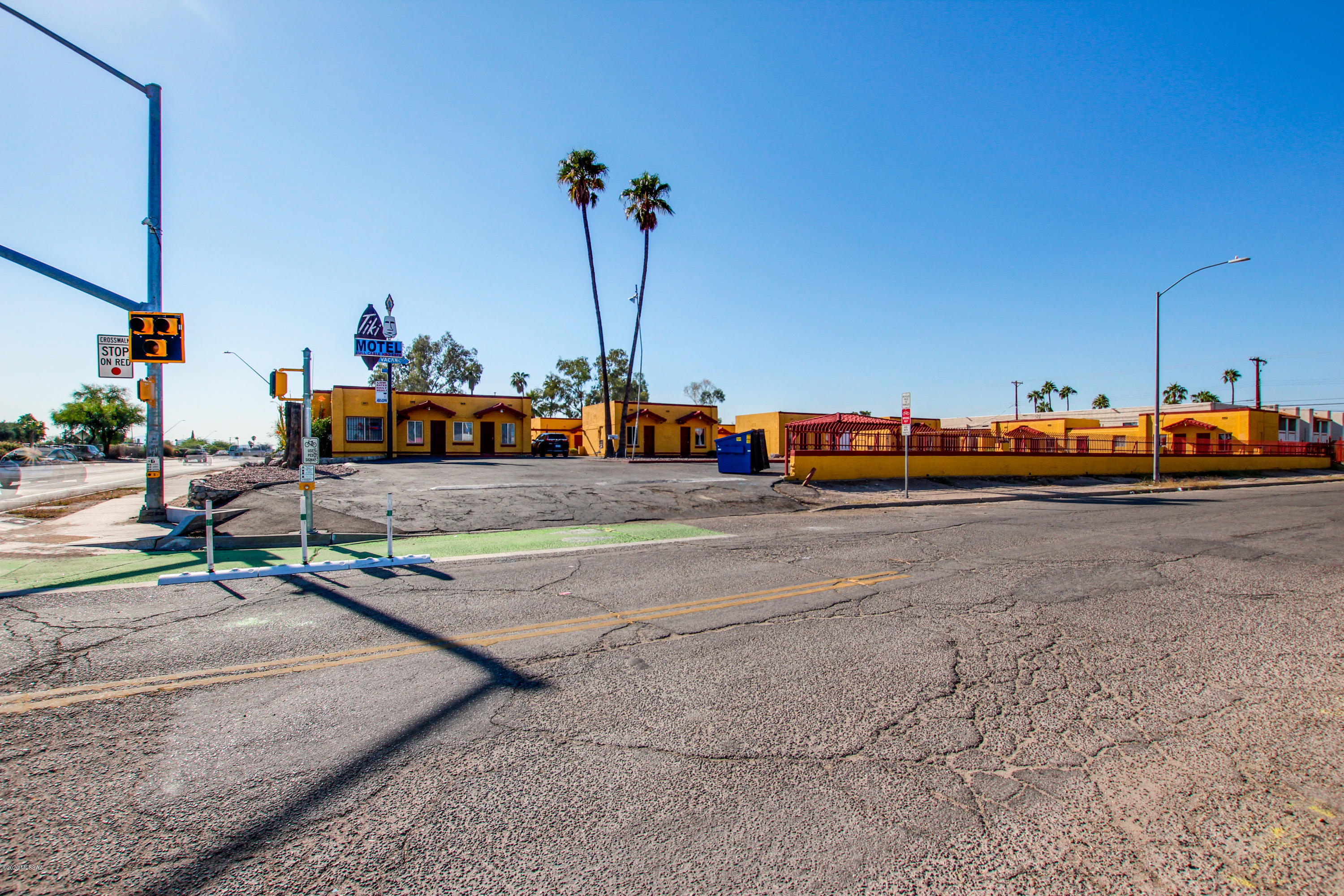 Main image without alt text