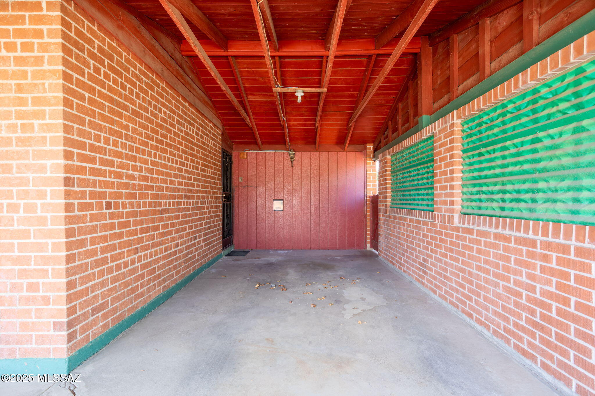 2702 E Prince Road