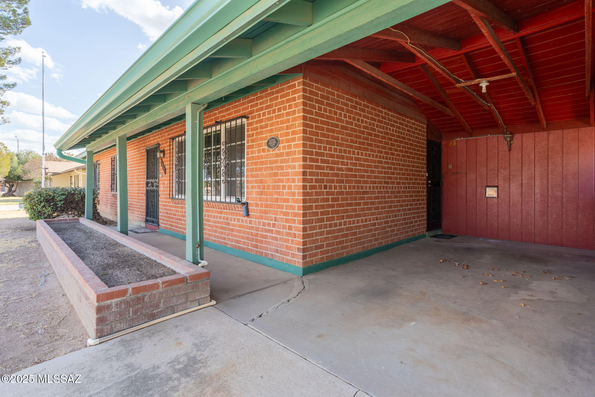 2702 E Prince Road
