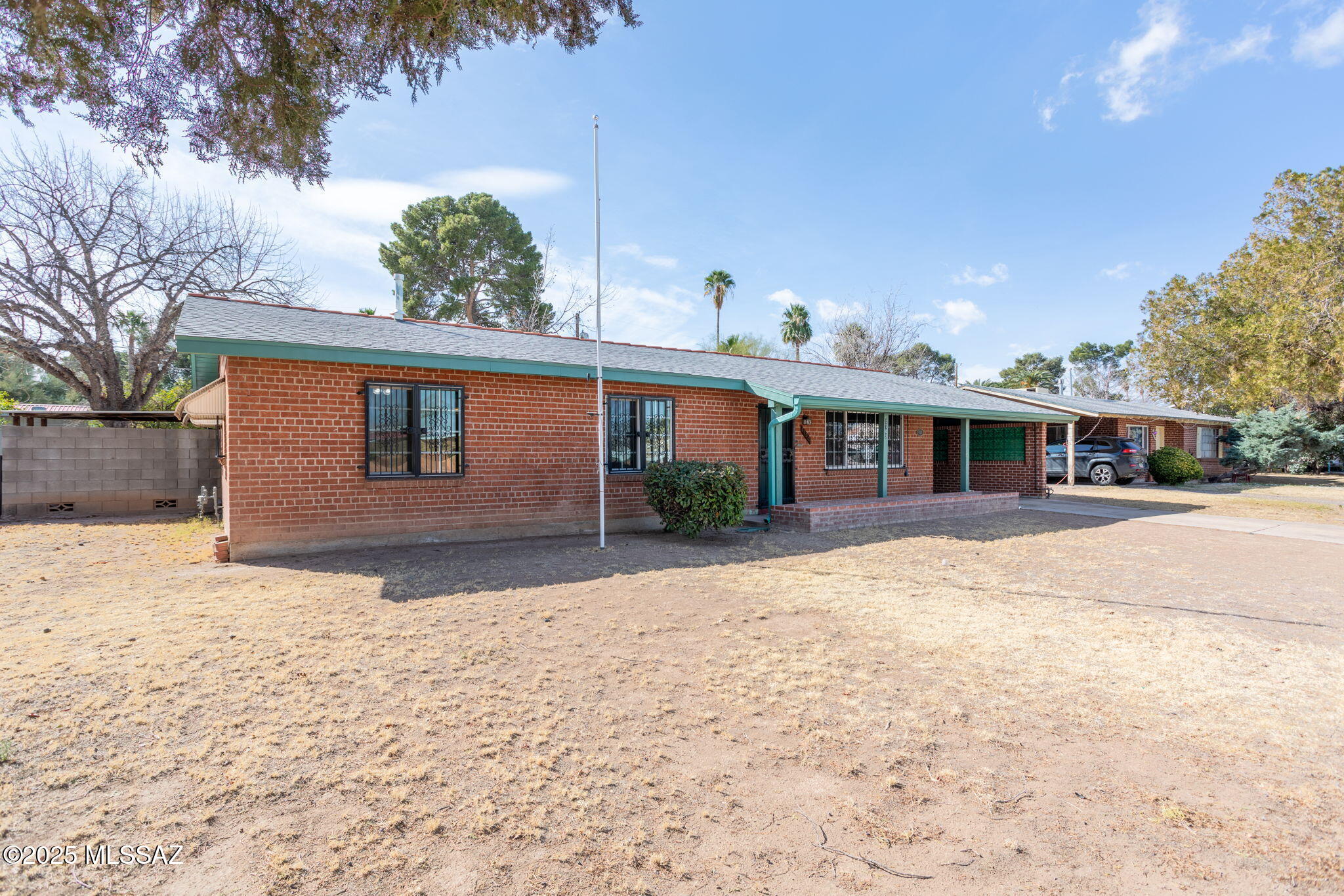 2702 E Prince Road