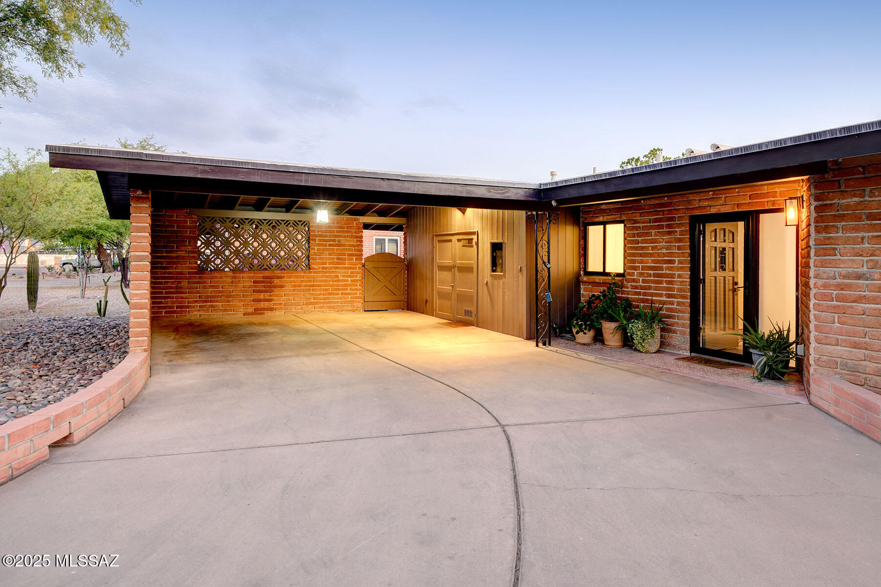 2031 E La Madera Drive