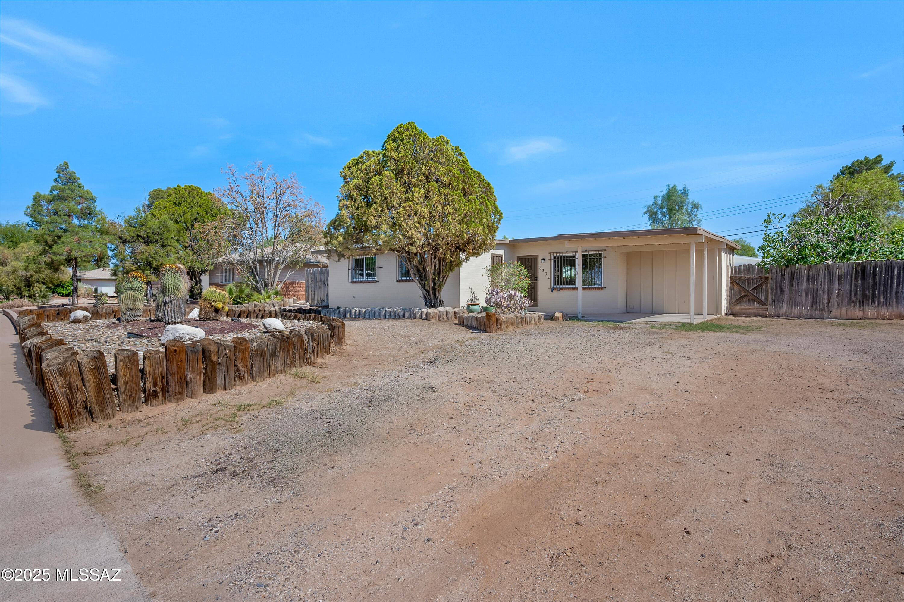 6334 E Calle Luna