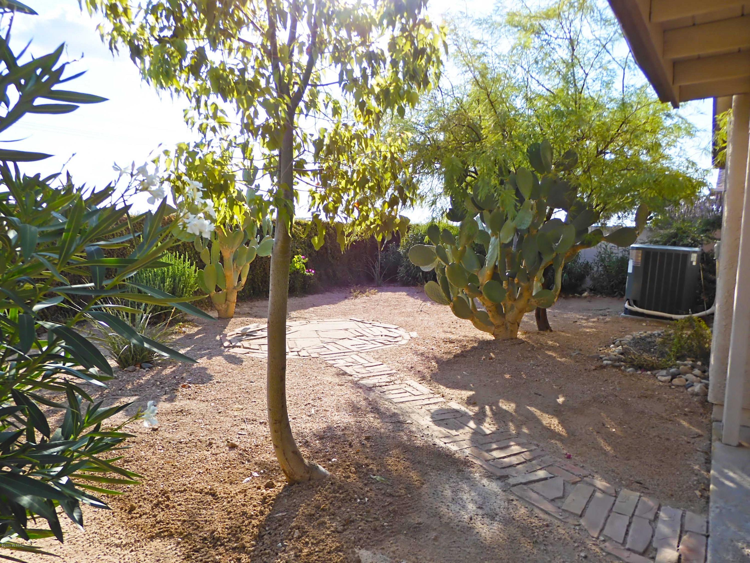 Hacienda Del Oro (1-879) - Residential Lease