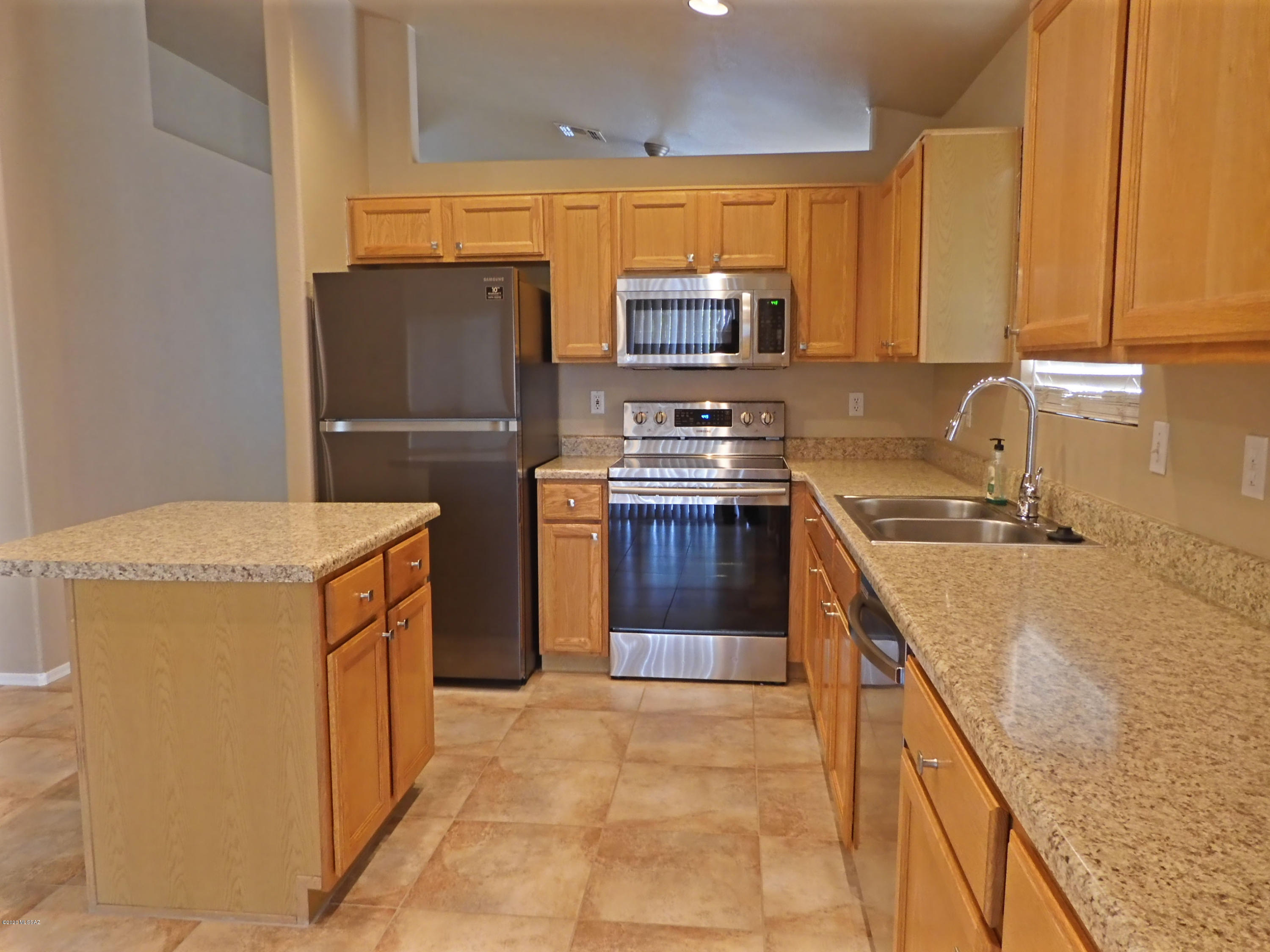 Hacienda Del Oro (1-879) - Residential Lease