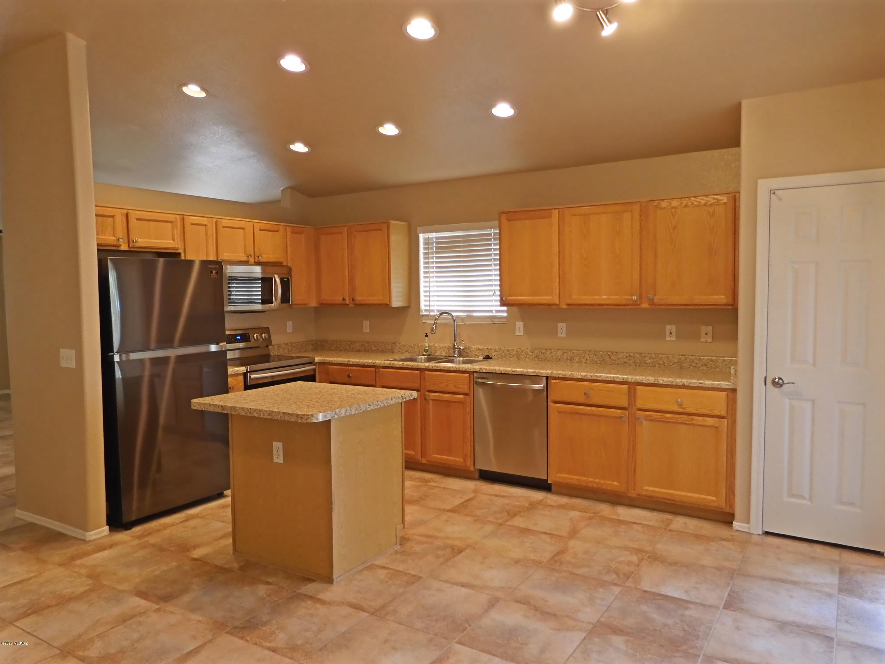 Hacienda Del Oro (1-879) - Residential Lease