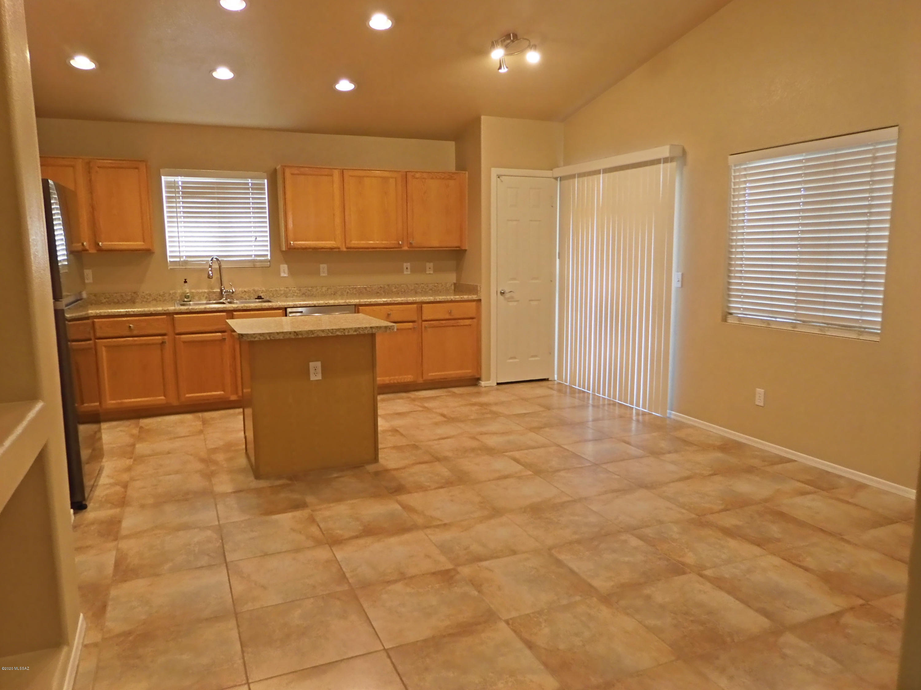 Hacienda Del Oro (1-879) - Residential Lease