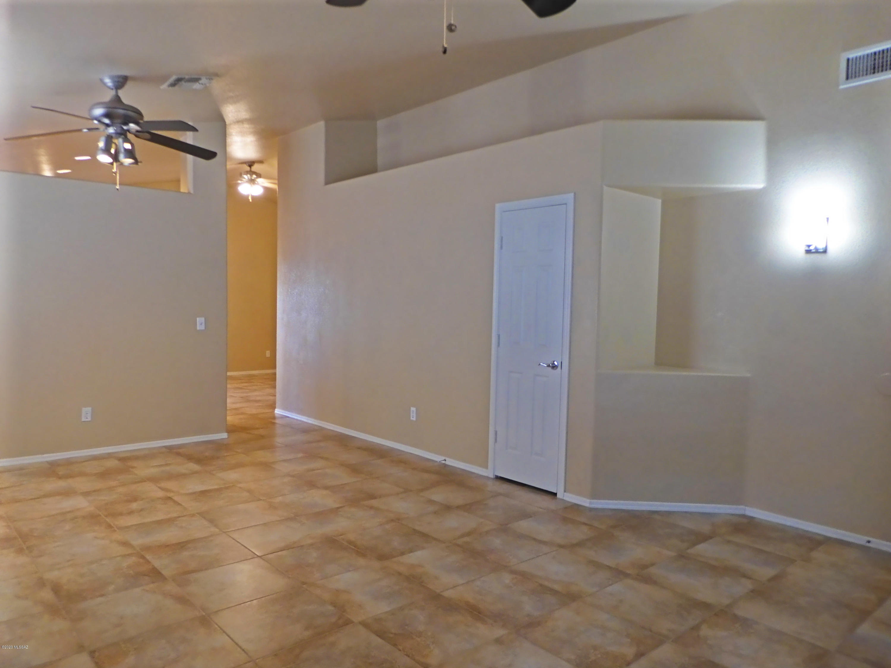 Hacienda Del Oro (1-879) - Residential Lease