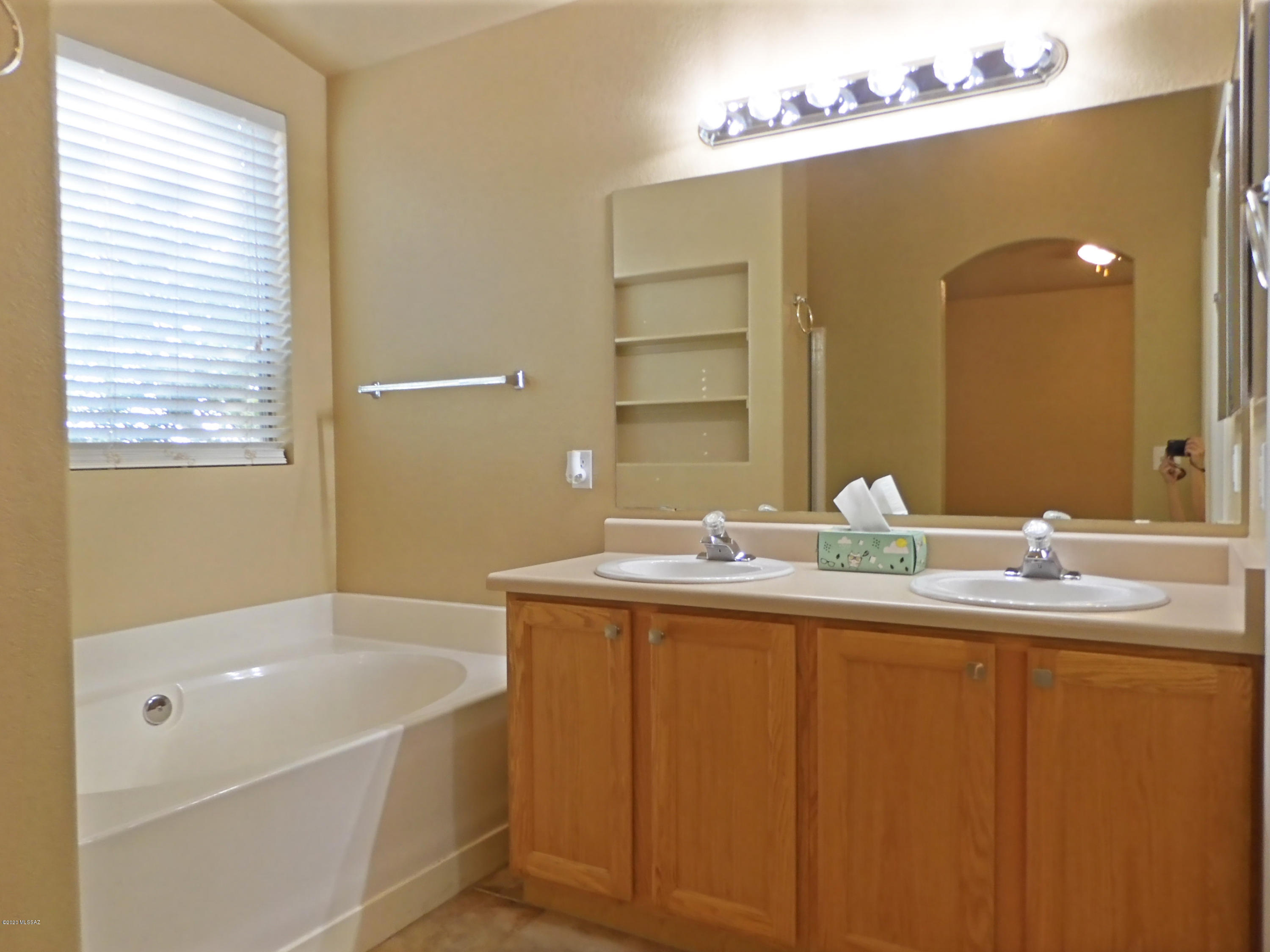 Hacienda Del Oro (1-879) - Residential Lease