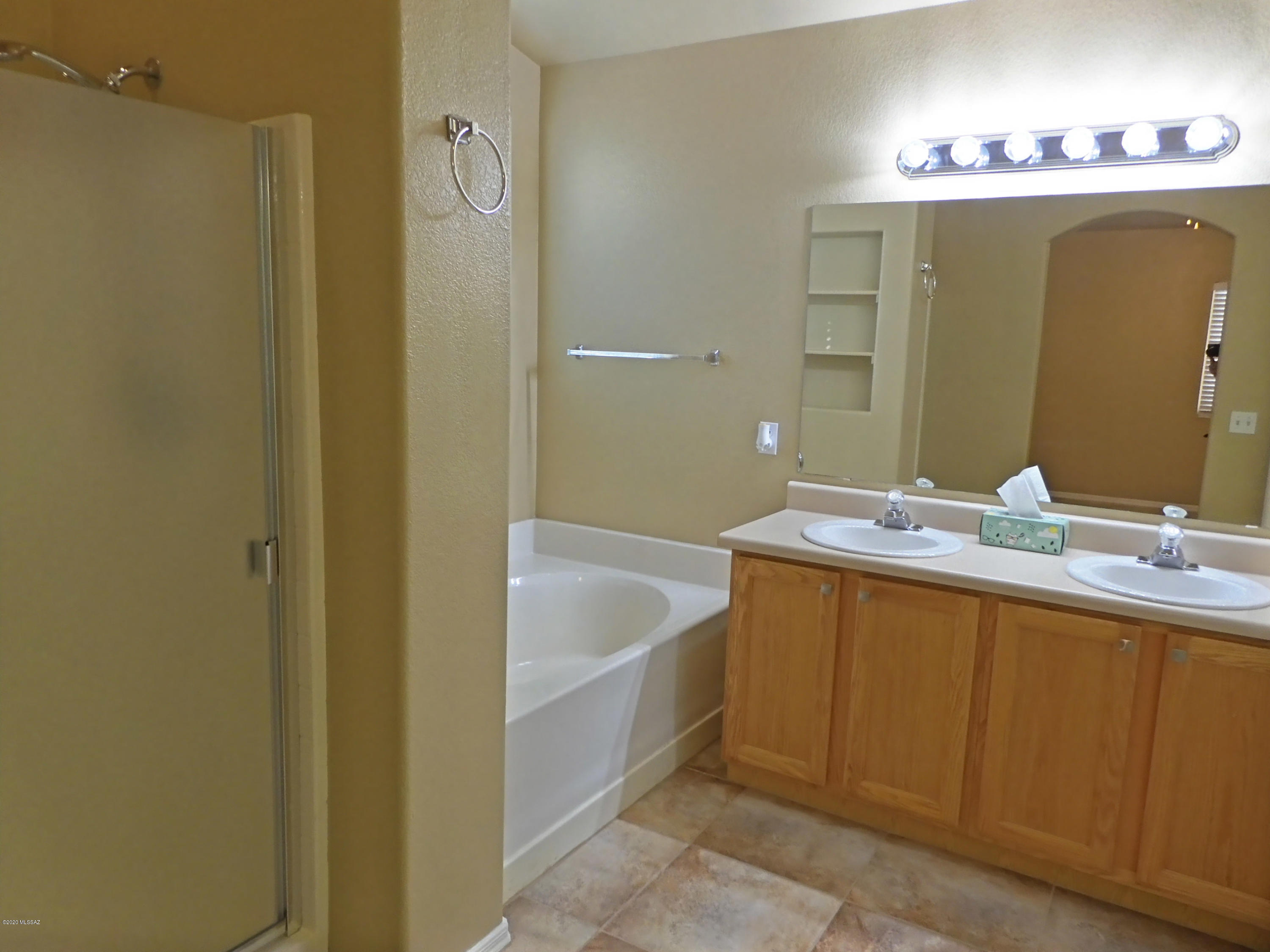 Hacienda Del Oro (1-879) - Residential Lease