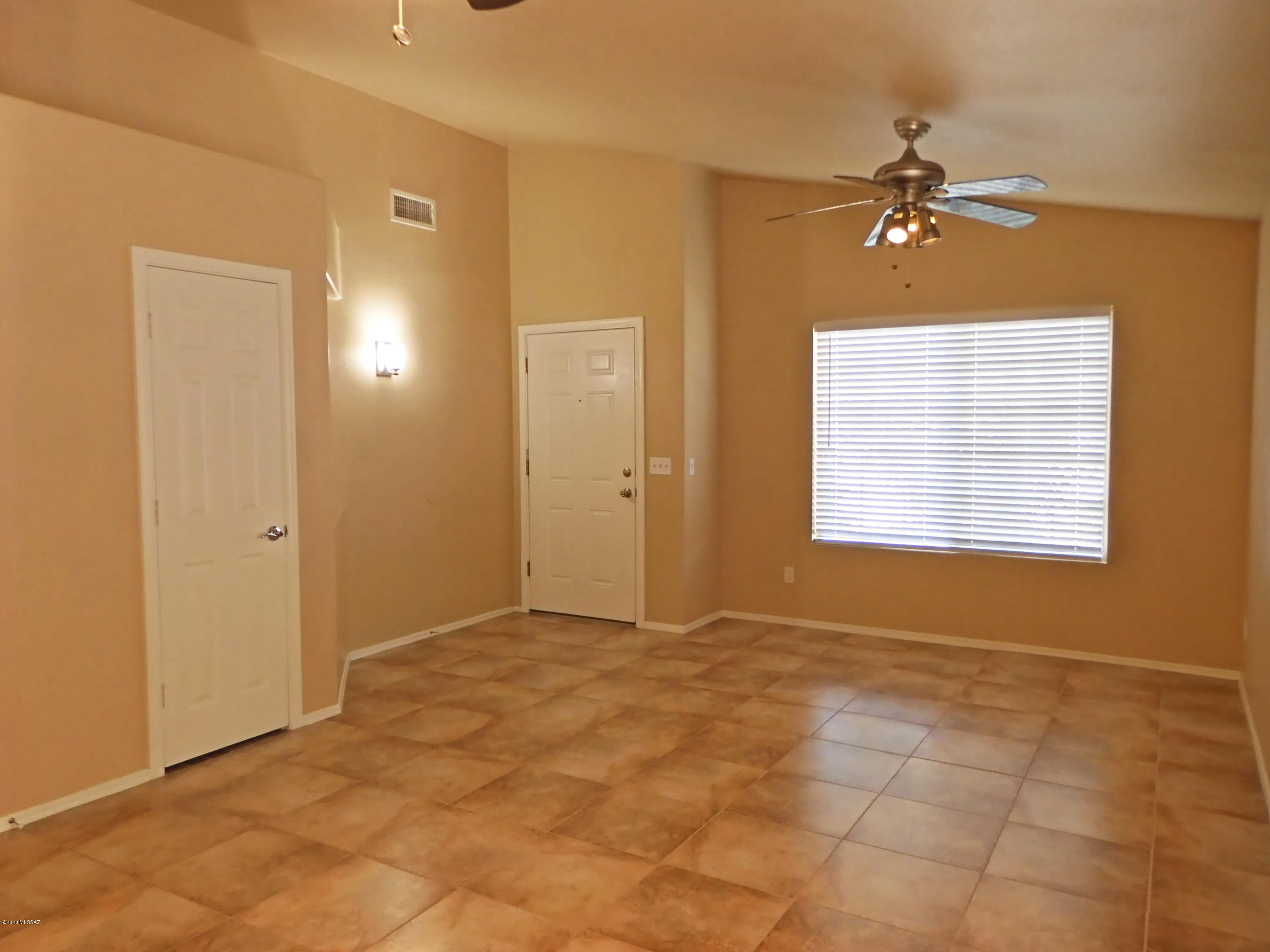 Hacienda Del Oro (1-879) - Residential Lease