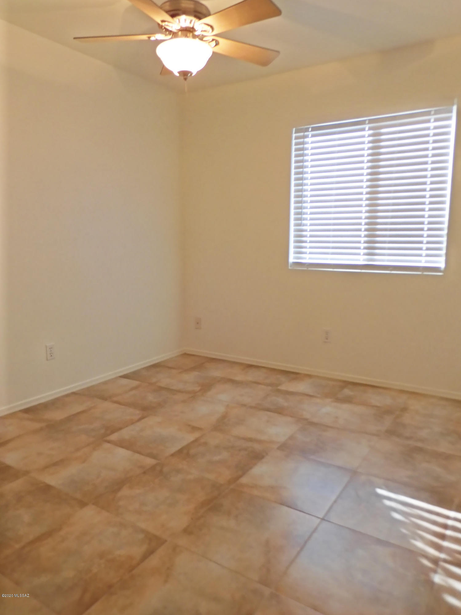 Hacienda Del Oro (1-879) - Residential Lease